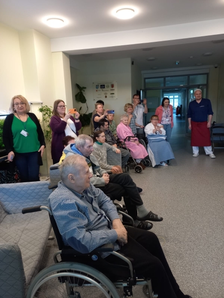 Wizyta Lisków z życzeniami wielkanocnymi u seniorów z Hospicjum w Tanowie
