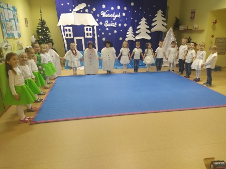 Dzieci z grupy ''Tygrysków'' prezentują program świąteczny dla swoich bliskich